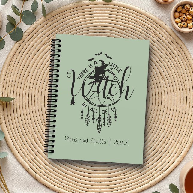 Agenda Boho Witch Vibes Bolsa - Pequena Bruxa em Todos nó (Boho Witch Vibes – Little Witch in All of Us Planner on a boho table with herbs and a cup of tea.)