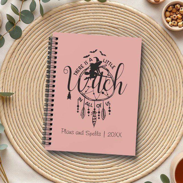 Agenda Boho Witch Vibes Bolsa - Pequena Bruxa em Todos nó (Boho Witch Vibes Tote – Little Witch in All of Us Planner on a boho table with botanicals.)