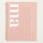 Agenda Bonita Menina Monograma Nome Escola Rosa<br><div class="desc">O "Orador Colisor Rosa de Nome do Monograma Cute" é o que há de mais avançado em apoio à escola, essencial para estudantes de todas as idades, do ensino médio à faculdade. Este planejador não é apenas um pedaço de papelaria; é o epítome de material escolar fofo e material escolar...</div>