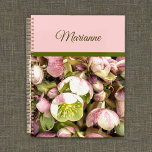 Agenda Bonito rosa personalizado e abrigo oliva<br><div class="desc">Este design monograma bonito apresenta um bonito hellebore rosa e verde (por vezes designado hellebores ou heliabore) com um bloco colorido de cor rosa, bordado por azeitona. O nome do seu destinatário ou do seu destinatário está escrito em uma fonte de script na oliveira no bloco de cor rosa. O...</div>