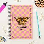 Agenda Borboleta de Borboleta Monarca<br><div class="desc">Ilustração da borboleta Monarch sobre um fundo de prancheta amarelo-rosa e ouro com quadro preto e modelos de texto para nome e ano.</div>