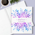 Agenda Botânica Roxo Personalizada<br><div class="desc">Este moderno Planner floral é decorado com folhagem de aquarela em tons de roxo e azul. Facilmente personalizável com o ano, seu nome ou monograma. Use a Ferramenta Design para alterar o tamanho, o estilo ou a cor do texto. À medida que criamos a nossa trabalho de arte, não encontraremos...</div>