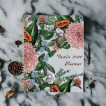 Agenda Buquê Floral em Watercolor com Nome<br><div class="desc">Mergulhe no mundo encantador do nosso diário adornada com flores de aquarelas desenhadas à mão, exclusivamente personalizadas com o seu nome. Este diário não só oferece uma canvas para seus pensamentos, como também adiciona um toque de encanto personalizado à sua experiência de escrevendo. Perfeito para fazer jornalismo, tomar nota, ou...</div>