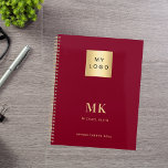 Agenda Burgundy gold monogramas rubrica 2025<br><div class="desc">Um fundo burguês,  texto de ouro. Personalize e adicione o seu logótipo,  as iniciais do monograma,  o nome e um título ano 2025 (ou qualquer ano). Seu logotipo na frente e atrás. Espaço para o seu endereço no verso.</div>