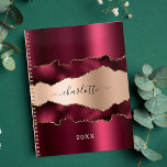Agenda Burgundy rosa gold agate marble name 2025<br><div class="desc">Borgonha,  rosa de metal e agata,  impressão de pedra mármore como fundo. Personalize e adicione seu nome. O nome é escrito com um moderno estilo escrito à mão.</div>