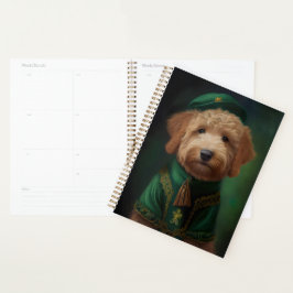 Agenda Cachorro de Goldendoodle na Rua. Vestido do Dia de
