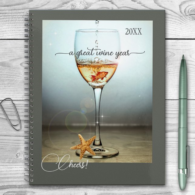 Agenda Campanha de Design do Oceano Engraçado (Planner featuring a fantasy scene with a glass of wine and cute goldfish as well as a starfish)