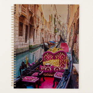 Agenda Canal com gondola tradicional em Veneza, Itália