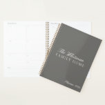 Agenda Casa da Família de Nomes Elegantes 2025<br><div class="desc">Elegante Name Family Home Planner 2025. Personalize com seu próprio texto, fontes e cores. Convidamos vocês a visitar nossa loja Zazzle, Life on Memory Lane, para ver nossa crescente variedade de presentes em todas as ocasiões, artigos personalizados de papelaria, decoração pessoal, material de festa, embalagem de presentes, embalagens comerciais e...</div>
