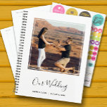 Agenda Casamento de Foto Elegante<br><div class="desc">Um elegante planejador enfeitiçado em espiral com 60 páginas e 12 meses, apresenta sua foto favorita na frente. ESCOLHA COBRIR DE SOFT OU DURO. Personalizado com seus nomes e data de casamento. Altere a cor do cobrir para corresponder à sua foto. O Serviço de Design ao Vivo pode ajudá-lo com...</div>