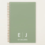 Agenda Casamento de Monograma Verde e Branco<br><div class="desc">Bandas de guardanapo clássicas e elegantes em verde-sábio e branco com suas iniciais e data de casamento em texto minimalista tradicional.</div>