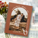 Agenda Casamento do Arch Terracotta Moderno<br><div class="desc">Um calendário elegante de planejador de casamento em espiral apresenta sua foto em um único layout arquivado em um fundo de terracota, seus nomes se juntaram com um grande e branco no fundo e sua data de casamento foi arquivada no topo. Altere a cor do livro na frente e atrás...</div>