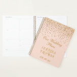 Agenda Casamento Dourado de Confetti Rosa e Glam Blush<br><div class="desc">Prepare-se para o seu grande dia em estilo com este elegante e muito tenente planejador de casamento. A design é fácil de personalizar com seus próprios nomes e data de casamento e você pode manter todas suas ideias designs, informações importantes de casamento e muito mais em segurança juntas neste planejador...</div>