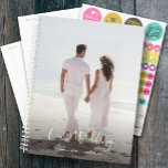 Agenda Casamento Mensal de Fotografia Personalizada<br><div class="desc">Planejador de casamento com sua foto favorita na frente e a mesma foto ou outra no verso - personalizado com seus detalhes em letra chic. O Planejador inclui layouts mensais e semanais,  12 meses,  60 páginas com cobrir laminados de cobrir mole,  frente e verso.</div>