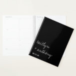 Agenda Casamento Minimalista de Script Preto e Branco Mod<br><div class="desc">Prepare-se para o seu grande dia em estilo com este moderno e muito moderno planejador de casamento. A design é fácil de personalizar com seus próprios nomes e data de casamento e você pode manter todas suas ideias designs, informações importantes de casamento e muito mais em segurança juntas neste planejador...</div>