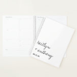 Agenda Casamento Minimalista de Script Preto e Branco Mod<br><div class="desc">Prepare-se para o seu grande dia em estilo com este moderno e muito moderno planejador de casamento. A design é fácil de personalizar com seus próprios nomes e data de casamento e você pode manter todas suas ideias designs, informações importantes de casamento e muito mais em segurança juntas neste planejador...</div>