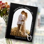 Agenda Casamento Negro do Arco de Fotografias Moderno<br><div class="desc">Um elegante planejador com ligação em espiral, com 60 páginas e 12 meses, apresenta uma foto de casamento vertical ou orientada a retratos em solteiro num formato único e arquivado. ESCOLHA COBRIR DE SOFT OU DURO. Seus nomes estão ligados com um grande e branco no fundo e sua data de...</div>