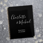 Agenda Casamento Preto E Branco De Script De Assinatura E<br><div class="desc">Um planejador de casamento preto e branco de assinatura elegante personalizado com nomes de estilo de assinatura. Projetado por Thisnotme©</div>