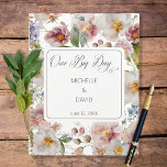 Agenda Casamento Rustic Blush Pink Flores Selvagens<br><div class="desc">Acompanhe todos os compromissos e datas especiais para o seu grande dia. Este design apresenta um fundo floral de aquarela em diferentes tons de rosa-claro, branco, amarelo, lavanda e verde-claro sobre um fundo cor-de-água rosa suave. Criado pela imprensa simplesmente de farmácia.</div>