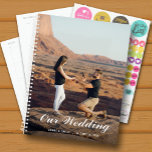 Agenda Casamento Semanal Personalizado<br><div class="desc">Planeador de casamento com sua foto favorita na frente - personalizado com seus detalhes em letra chic. O Planejador inclui layouts mensais e semanais, 12 meses, 60 páginas com cobrir laminados de cobrir mole, frente e verso.</div>