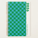 Agenda Checkerboard Blue Green Retro Personalizado 2025<br><div class="desc">Mantenha-se organizado em estilo com este planejador de 2025 personalizado, azul e verde, inspirado no quadro de controle! O padrão ousado do tabuleiro de xadrez adiciona uma vibração divertida e nostálgica, enquanto as legal matizes azuis e verdes trazem uma reviravolta moderna e fresca. Perfeito para manter a agenda em controlo,...</div>