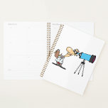 Agenda Cientista com Telescope Astronomy Science Humor<br><div class="desc">Mergulhe nas maravilhas do universo todos os dias com nosso Astrônomo Espiral Planner. Esse design captivador apresenta um astrônomo navegando intensamente por um telescópio, olhando para as maravilhas celestiais além. O fundo profundo, estudado por estrelas e detalhes intrincados do telescópio criam um senso de maravilha e curiosidade que é perfeito...</div>