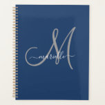 Agenda Cinza branco Monograma Marinho azul<br><div class="desc">Cinza personalizada e planejador monograma branco com uma fonte de script em um fundo azul marinho. Simples elegância.</div>
