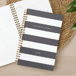 Agenda Cinzas personalizadas e faixa branca<br><div class="desc">O planejador personalizado de chic apresenta cinzas largas e listras brancas com seu nome ou monograma em letras brancas elegantes. Personalize esta cinza elegante e branca com o ano no fundo.</div>