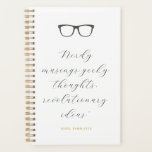 Agenda Citação de Script dos Vidros de Wayfarer Personali<br><div class="desc">Um simples notebook com um cobrir personalizado de quadros de vidro de olho mais veloz, uma citação que diz "músicas, pensamentos geeks, ideias revolucionárias" em uma letra de estilo caligráfico feminino, bem como texto personalizado para um nome ou assunto de classe em uma cor de ouro queimada. O cobrir traseiro...</div>