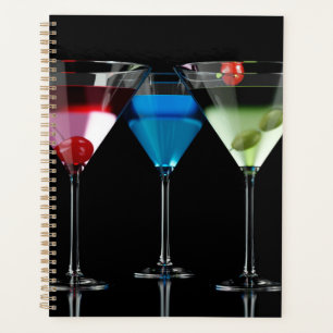 Agenda Cocktails diferentes em copos de martini em preto