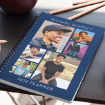 Agenda Colagem de Fotografias Blue Trendy 6 Anualmente<br><div class="desc">Descubra a combinação perfeita de funcionalidade e estilo com o nosso 'Planejador Anual 2026' - um presente de Natal ideal. Personalize-o com seis das suas fotos favoritas, e comemore os momentos queridos durante todo o ano! Adicione seu nome no texto modelo para esse toque exclusivo. Um planejador que vai além...</div>