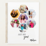 Agenda Colagem de Fotografias Múltiplas APENAS SEJA O Nom<br><div class="desc">Várias Colagens de Fotografias APENAS BEE VOCÊ Personalizou Name Planner apresenta uma colagem de fotografias das suas fotografias favoritas em forma de hexágono. Personalizado com o seu nome e o texto "Basta BEE você!" em um roteiro branco moderno. Perfeito para o aniversário, Natal, Dia de as mães, Dia de os...</div>