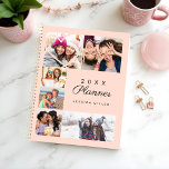 Agenda Colagem de Fotografias Múltiplas Personalizadas, M<br><div class="desc">Imagens múltiplas especiais e memoráveis do planejador universitário. O design apresenta um esquema de colagem de grade de 6 fotos para mostrar suas próprias fotos especiais da irmã. "O planner é exibido na tipografia da na moda. Uma forma cardíaca simples é exibida sobre uma das fotos. O verso apresenta o...</div>
