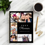 Agenda Colagem de Fotografias Múltiplas Personalizadas Pr<br><div class="desc">Imagens múltiplas especiais e memoráveis do planejador universitário. O design apresenta um esquema de colagem de grade de 6 fotos para mostrar suas próprias fotos especiais da irmã. "O planner é exibido na tipografia da na moda. Uma forma cardíaca simples é exibida sobre uma das fotos. O verso apresenta o...</div>