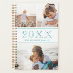 Agenda Colagem de Fotos Azul e Branco<br><div class="desc">Um planejador ao qual você pode adicionar três de suas próprias fotos a uma colagem minimalista em branco e azul. Adicione o ano em grandes números azuis e adicione seu nome ou nome da família também!</div>