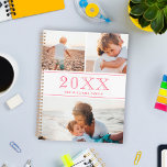 Agenda Colagem de Fotos Brancas Rosa<br><div class="desc">Um planejador ao qual você pode adicionar três de suas próprias fotos a uma colagem minimalista em branco e rosa. Adicione o ano em grandes números cor-de-rosa e adicione seu nome ou nome da família também!</div>