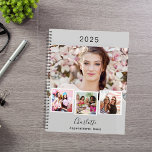 Agenda Colagem de fotos da cinza em 2025<br><div class="desc">Crie sua própria colagem de fotos exclusiva. Use quatro,  quatro da sua foto favorita. Personalizar e um ano,  nome e texto. Um fundo colorido de cinza mole,  texto preto.</div>