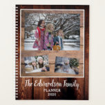 Agenda Colagem de fotos da família rustic barn wood 2020<br><div class="desc">Crie sua própria colagem de fotos da família rustic barn wood 2020 Planner.
Adicione suas próprias fotos e texto e crie um planejador muito pessoal e exclusivo.</div>