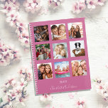 Agenda Colagem de fotos da família, script de nome rosa e<br><div class="desc">Faça sua própria colagem de fotos da família como um presente para sua mãe, esposa ou você mesmo. Use quatro, 9 das suas fotos favoritas de sua família, amigos, destino de viagem de sonho ou animal de estimação! Personalize e adicione um nome e um ano. O nome é escrito com...</div>