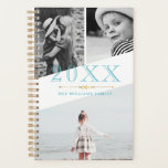 Agenda Colagem de Fotos Douradas e Brancas Azul<br><div class="desc">Um planejador ao qual você pode adicionar três de suas próprias fotos a uma colagem assimétrica minimalista em branco e azul. Adicione o ano em grandes números azuis e adicione seu nome ou nome da família também!</div>