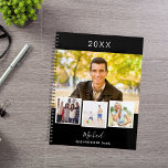 Agenda Colagem de fotos em branco preto 2025<br><div class="desc">Crie sua própria colagem de fotos exclusiva. Use quatro,  quatro da sua foto favorita. Personalizar e um ano,  nome e texto. Um fundo preto,  texto branco.</div>