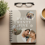 Agenda Colagem de Fotos Trendy Abstrato 2025<br><div class="desc">Crie seu planejador personalizado para 2025. Design apresenta uma colagem de fotos abstrato com 3 fotos de sua escolha,  formas circulares,  o ano em letra e nome.</div>