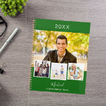 Agenda Colagem de fotos verde Emerald 2026<br><div class="desc">Crie sua própria colagem de fotos exclusiva. Use quatro,  quatro da sua foto favorita. Personalizar e um ano,  nome e texto. Um fundo verde esmeraldo,  texto branco.</div>