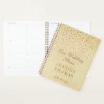Agenda Coleção de Casamentos Vintage Glam Dourado Confett<br><div class="desc">Prepare-se para o seu grande dia em estilo com este elegante e muito tenente planejador de casamento. A design é fácil de personalizar com seus próprios nomes e data de casamento e você pode manter todas suas ideias designs, informações importantes de casamento e muito mais em segurança juntas neste planejador...</div>