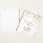 Agenda Coleção de Casamentos Vintage Glam Dourado Confett<br><div class="desc">Prepare-se para o seu grande dia em estilo com este elegante e muito tenente planejador de casamento. A design é fácil de personalizar com seus próprios nomes e data de casamento e você pode manter todas suas ideias designs, informações importantes de casamento e muito mais em segurança juntas neste planejador...</div>