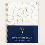 Agenda Compromisso com a Stylist do Cabelo Azul com Tesou<br><div class="desc">Livro de compromisso de cabelos quentes com um padrão de tesoura falsa de ouro e um design em branco,  azul marinho e ouro falso. Adicione seu nome e o ano.</div>