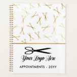 Agenda Compromisso de Lista de Estilos de Logotipo da Tes<br><div class="desc">Livro de compromisso de cabelos quentes com um padrão de tesoura falsa de ouro e um design em branco,  preto e ouro falso. Adicione seu logotipo. Notebook de compromisso de estilista de cabelo personalizado com seu logotipo.</div>