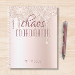Agenda Coordenador de caos Glitter Glitter Glitter Glitte<br><div class="desc">Este na moda design apresenta o texto "coordenador do caos" em um roteiro elegante em um fundo brilhante de cor-de-rosa-chic. Perfeito para aquela mãe ocupada, professora, gerente de esportes ou chefe de trabalho. #papelaria #presentes #presentes #presentes #presentes personalizados presentes #personalizadoscoordenadora #choscoordenadora #bossbabe #patrão #trabalho #coordenador #esportivo #personalizado #nome #personalizado #plano...</div>