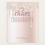 Agenda Coordenador de caos Glitter Glitter Glitter Glitte<br><div class="desc">Este na moda design apresenta o texto "coordenador do caos" em um roteiro elegante em um fundo brilhante de cor-de-rosa-chic. Perfeito para aquela mãe ocupada, professora, gerente de esportes ou chefe de trabalho. #papelaria #presentes #presentes #presentes #presentes personalizados presentes #personalizadoscoordenadora #choscoordenadora #bossbabe #patrão #trabalho #coordenador #esportivo #personalizado #nome #personalizado #plano...</div>