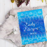 Agenda Cor damasco Branca Azul Clássica Elegante Anualmen<br><div class="desc">Design de planejador personalizado elegante com uma cor damasco branca sobre fundo azul. O texto é totalmente personalizável. Para alterá-la,  use a opção Personalizar. Para obter mais alterações,  como alterações na fonte,  cor da fonte ou layout de texto,  use a opção Editar design.</div>